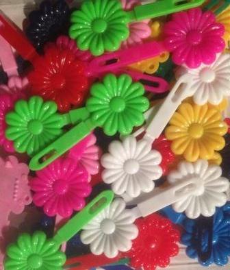 Assorted Color Daisy Barrettes
